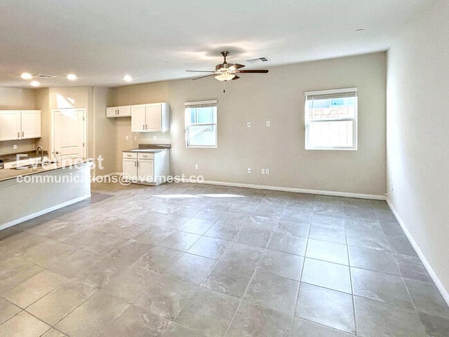 Building Photo - 3 Bed, 2 Bath Home with Fenced Yard & Garage / Available Now!