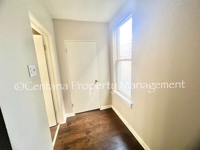 Building Photo - Beautiful 1 bedroom in a duplex!