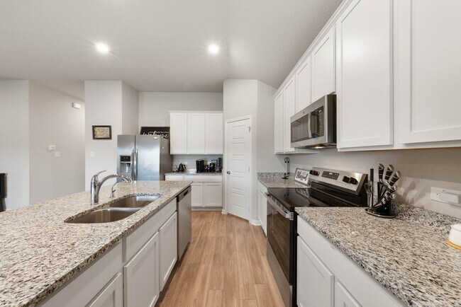 Building Photo - Stylish 3-Bed Home with Island Kitchen, Private Patio & Fenced Yard in Seguin