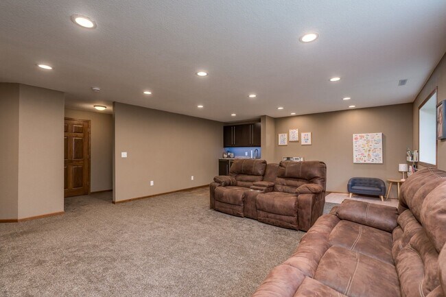 Building Photo - Stunning rambler on Tanager Road!