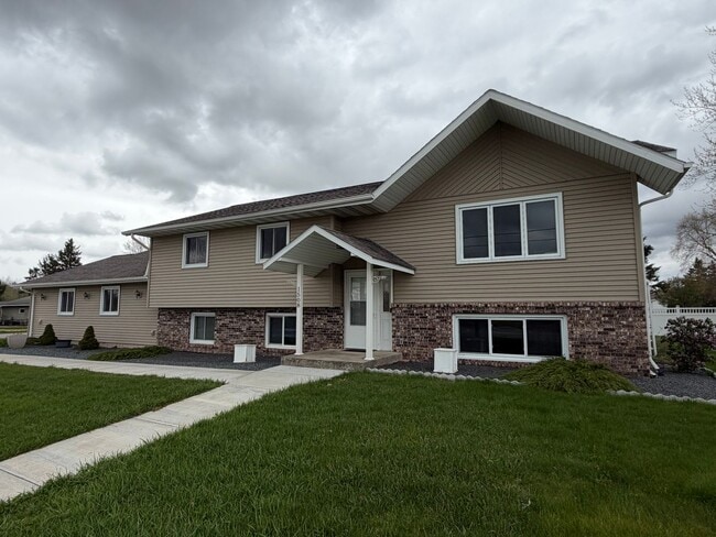 Building Photo - 5 Bed 2 Bath Single Family Home in Marshfield