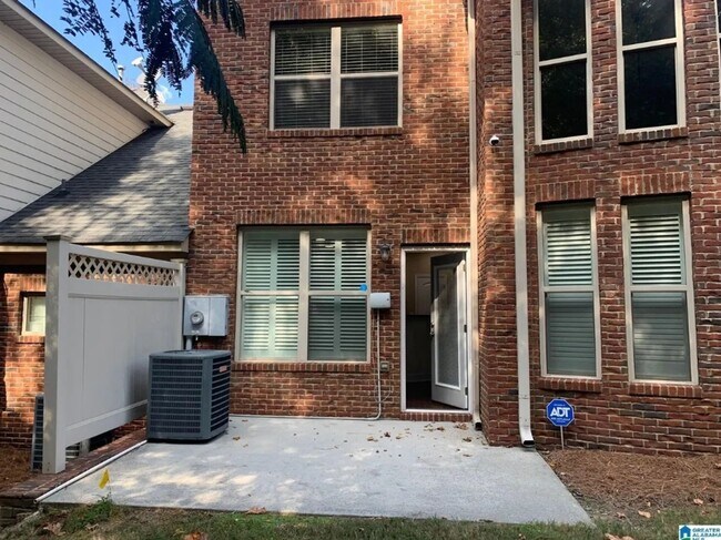 Building Photo - 2 Bed & 2.5 bath townhome  located in Oxford on the golf course