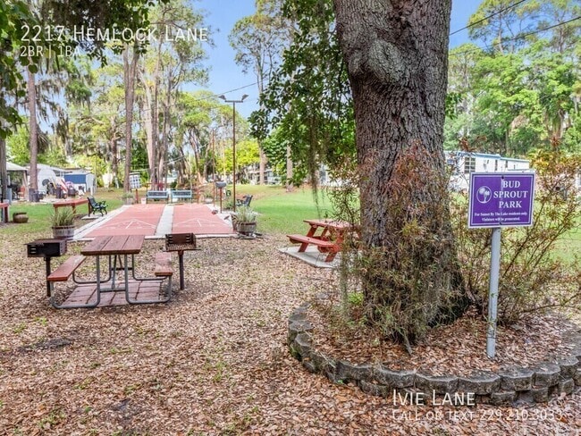 Building Photo - 2217 Hemlock Ln