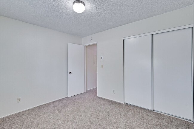 Building Photo - 1st floor corner unit - In Door Laundry- Easy Access to 880 and 237