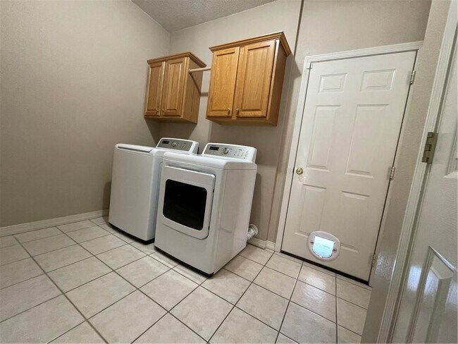 Building Photo - 2770 N Ashbrook Dr