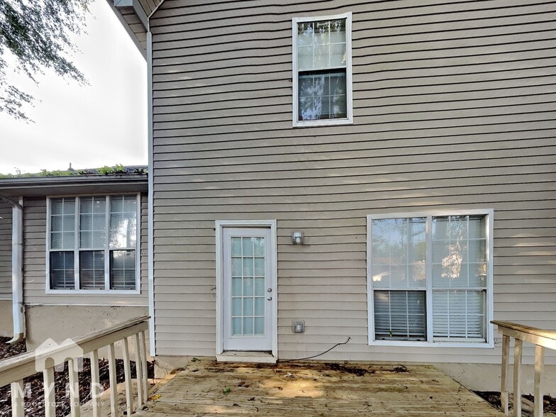 Building Photo - 723 River Valley Dr