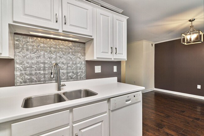 Building Photo - Riverhill Apartments