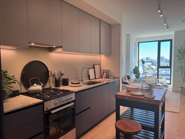 Building Photo - 395 6th St