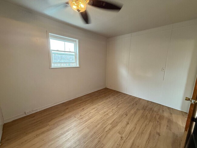 Building Photo - One bedroom, One bathroom front/back duplex. Pet Friendly! Located in Scottsbluff!