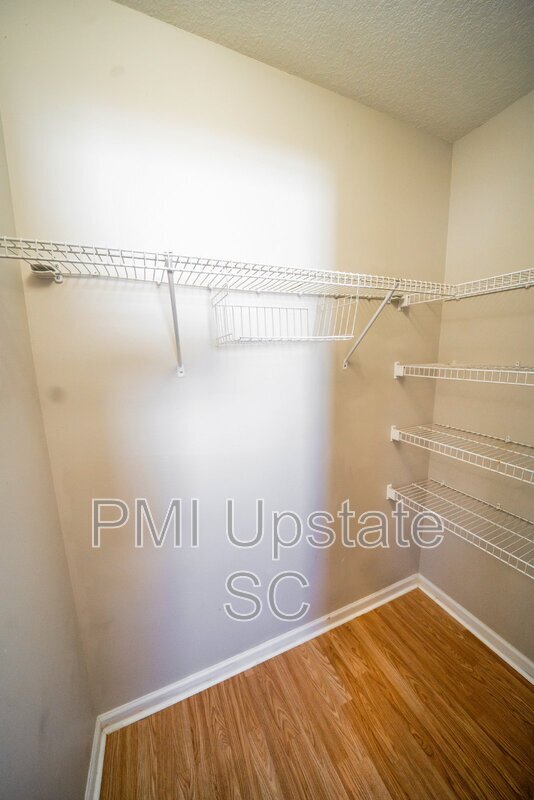 Building Photo - 335 Monti Dr