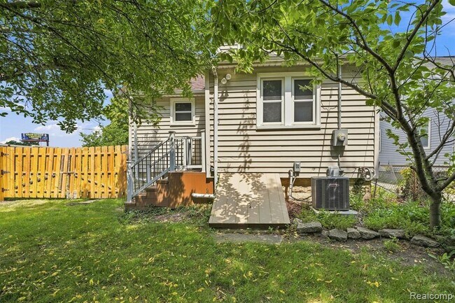 Building Photo - 329 Sonoma Ave