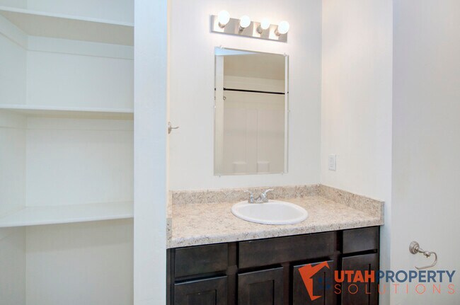 Building Photo - 8172 Broken Spoke Ln