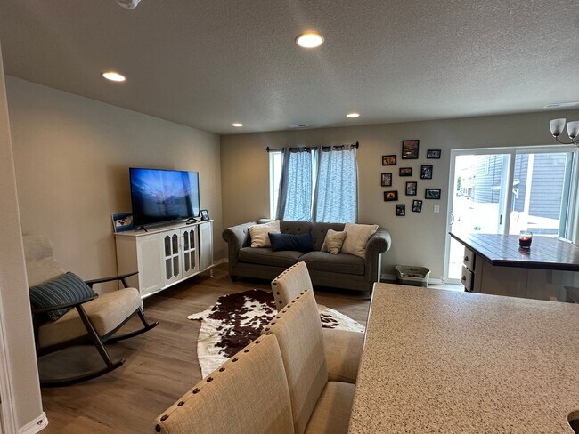 Building Photo - Modern Living in Skyview Village