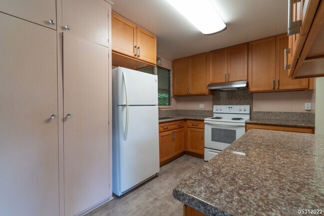 Building Photo - IMMACULATE AND CLEAN 3BR/1.5BA WITH 2 BONU...