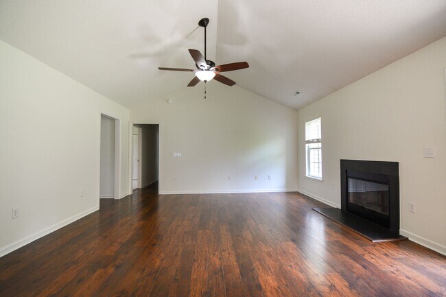 Building Photo - 3 Bedrooms and LARGE Backyard