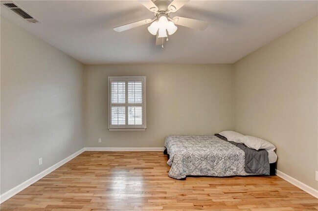 Building Photo - 8 Highland Ln