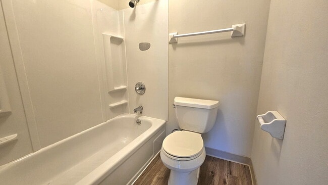 Building Photo - Well maintained 2-Bed 2-bath Oasis with Pool Access in Prime Bloomington Location 7-17