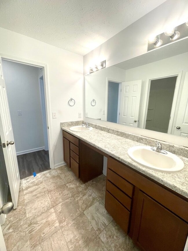 Building Photo - Newer Construction Home!