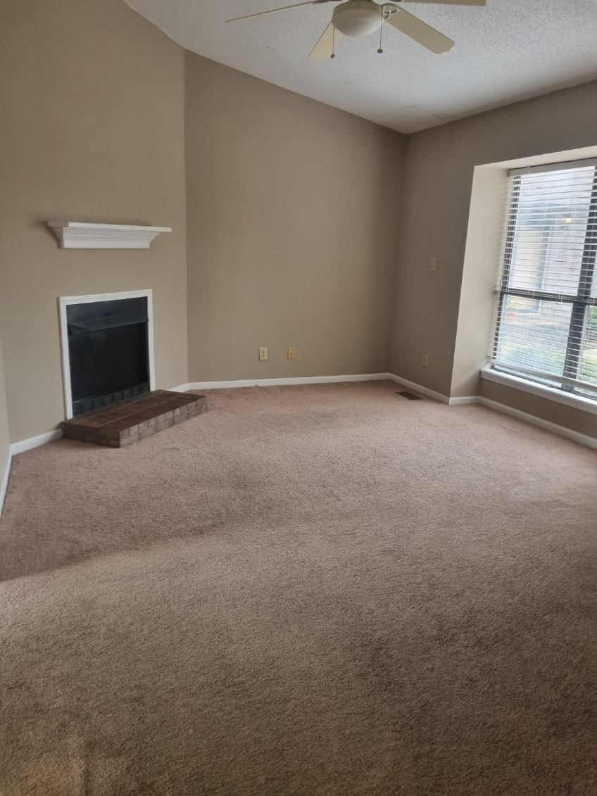 Main living room - 577 Countrytown Dr