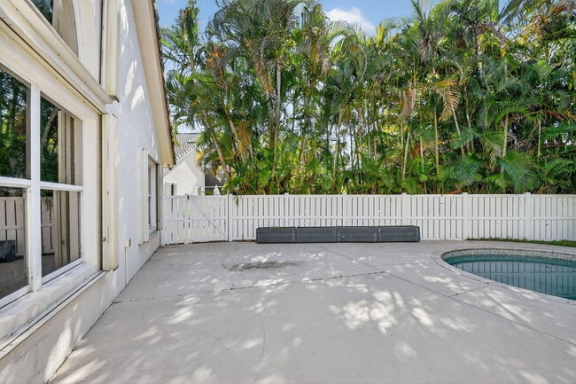 Building Photo - 2725 Pointe Cir