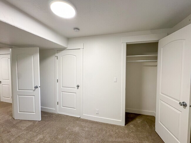 Building Photo - 1340 E Navajo Dr