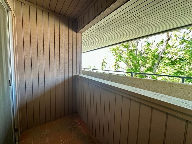 Building Photo - AVAILABLE NOW! 1 Bed 1 Bath Apartment in P...