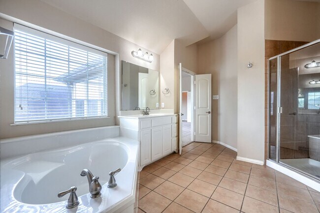 Building Photo - 5 Bedroom Home with Brand-New Carpet in Grayhawk | 3-Car Garage | Frisco ISD | Game Room