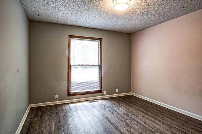 Building Photo - Lake DeSoto Area | Home |Unfurnished