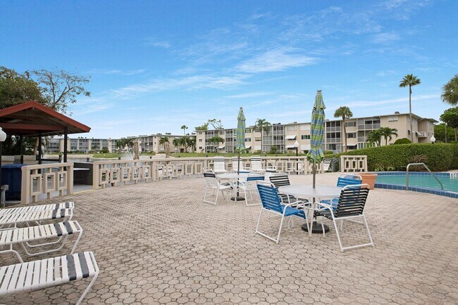 Building Photo - 2581 Garden Dr N