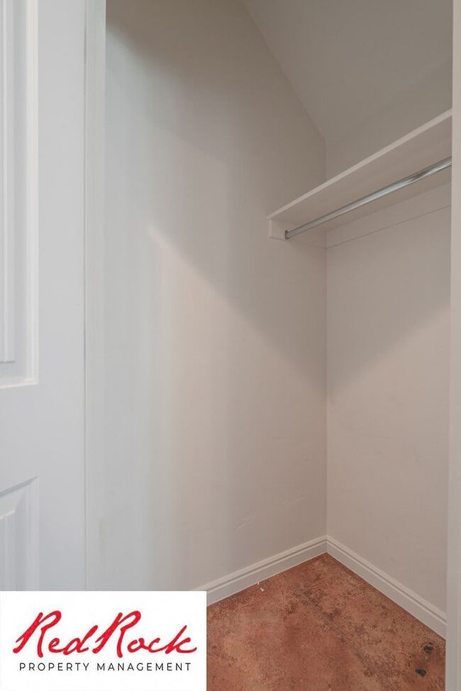 Building Photo - 3 Bedroom Townhome In Southgate Community