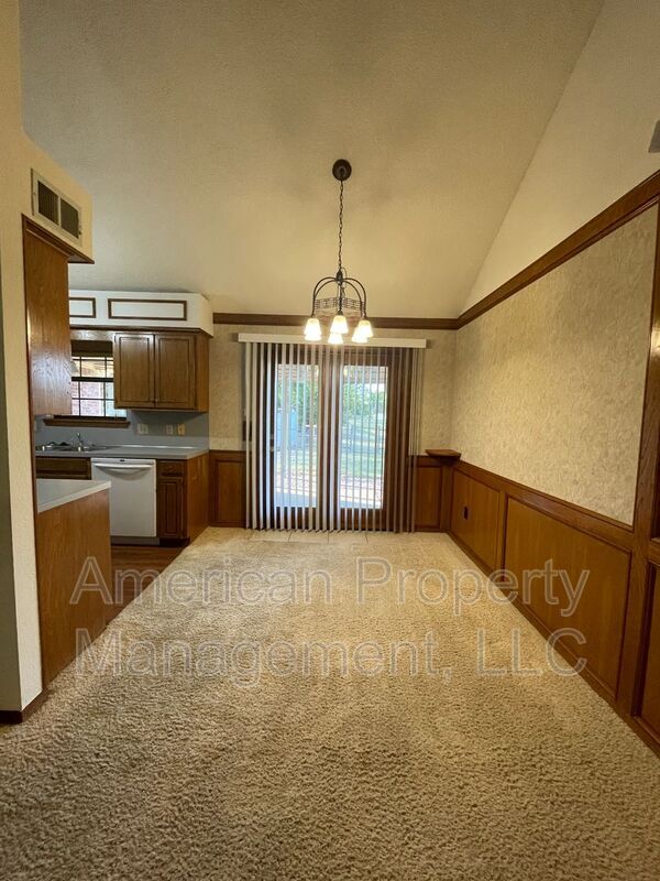 Building Photo - 712 West 119th Pl S