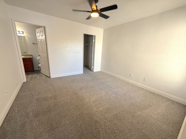 Building Photo - SPACIOUS 2BED/2BATH CONDO IN A GATED COMMUNITY!