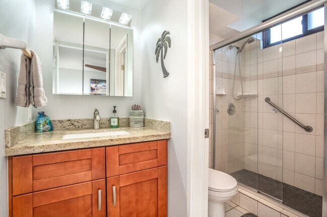 Building Photo - Ocean View 2/2 Fully Furnished + Newly Renovated Condo!