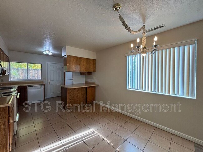 Building Photo - 325 N Main St