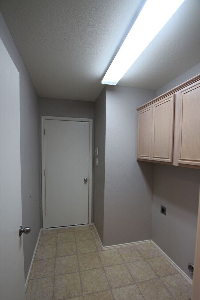 Building Photo - Beautiful 4 bedroom 2 bath home in Flint!