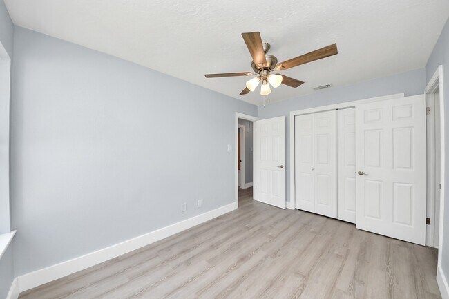 Building Photo - 10171 NW Park Dr