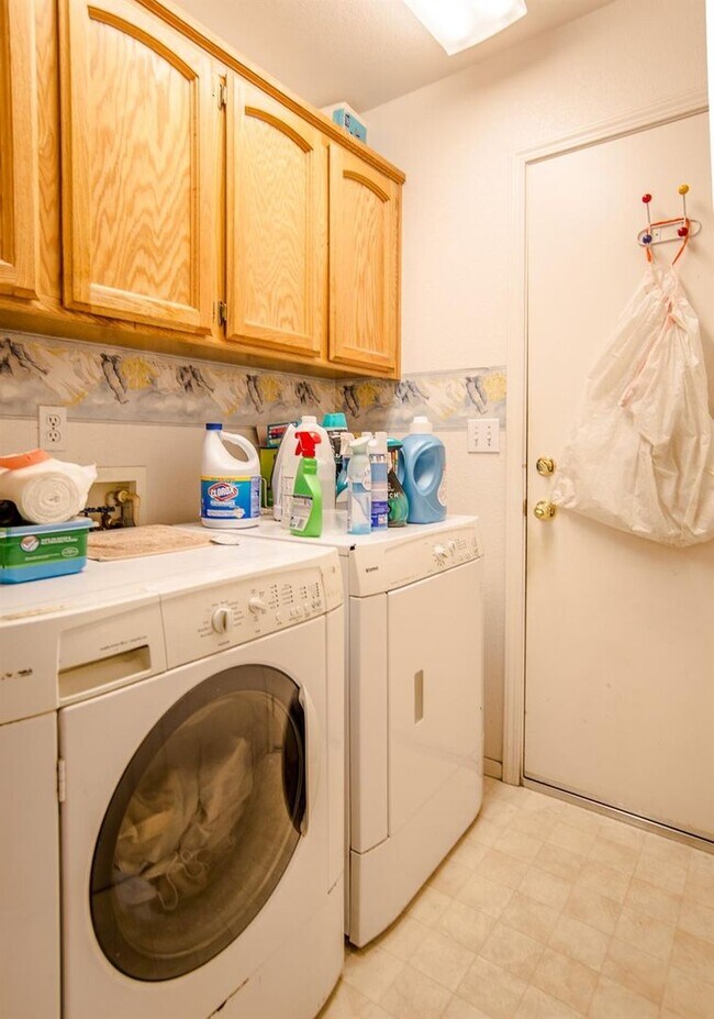 Building Photo - Sycamore Ranch 3 bedroom 2 bath FOR RENT