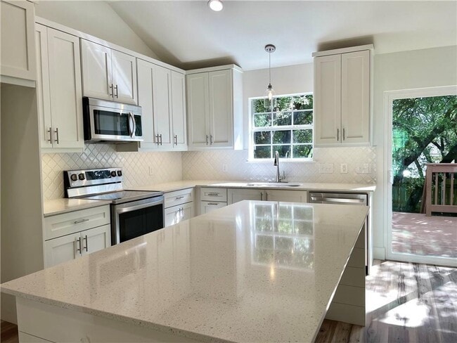 Building Photo - 104 Cowal Dr S