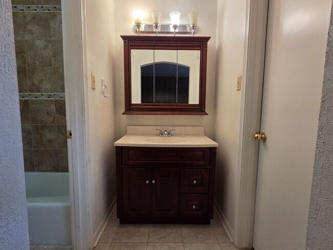 Building Photo - 2121 Redwood St