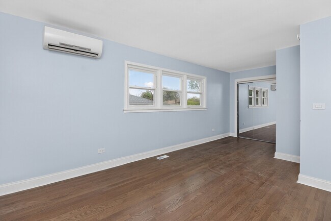 Building Photo - 15 W 56th St