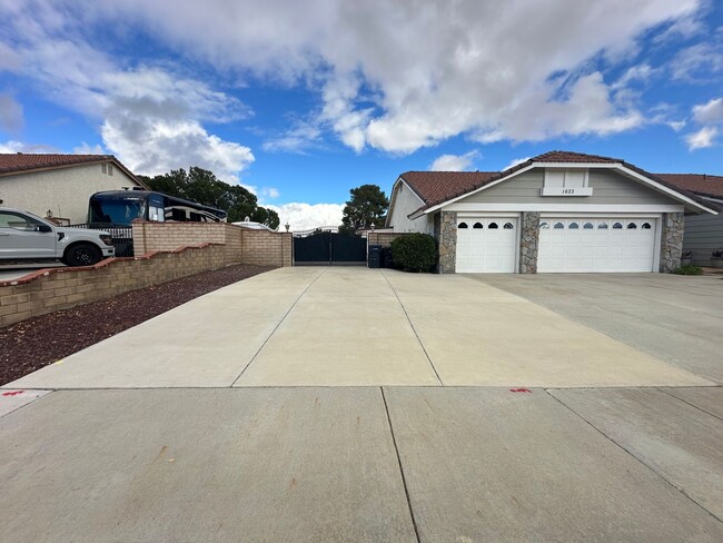 Building Photo - West Palmdale Pool Home