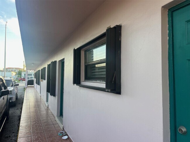 Building Photo - 15 W 9th St