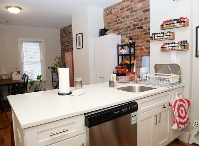 Building Photo - 255 Paris St