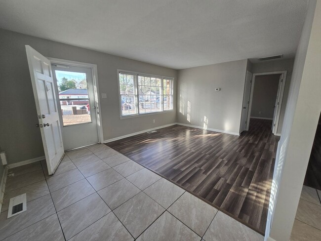 Building Photo - New Listing!!