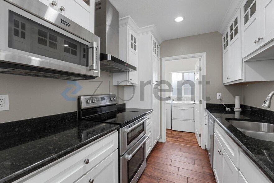 Building Photo - Unit A