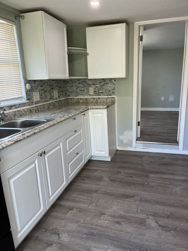 Building Photo - Rear Unit of Cottage on Stock Island in Qu...