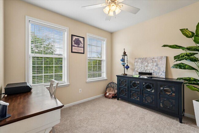 Building Photo - 43610 Hampshire Crossing Square