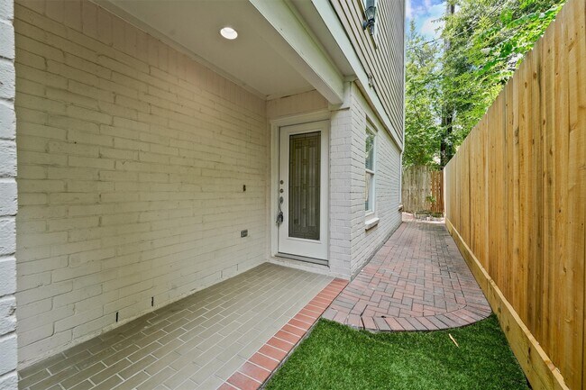 Building Photo - 208 Hawthorne St