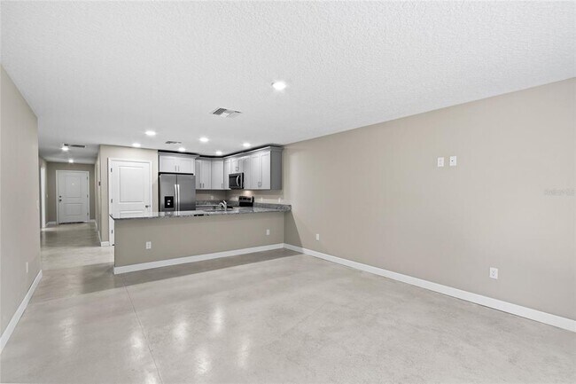 Building Photo - 921 E Clifford Ave