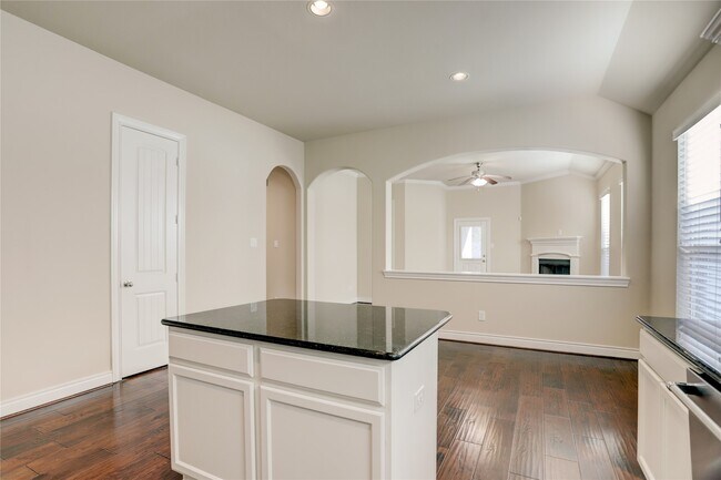 Building Photo - 606 Sabinal St